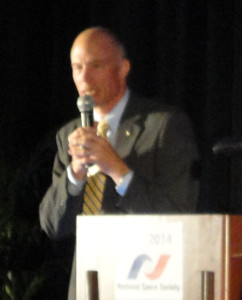 Rick Searfoss speaking at the Friday dinner. (Photo: Michael McGuire)